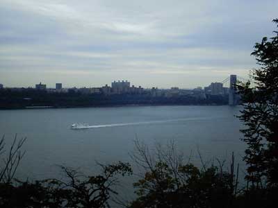 The Circle Line passes the GWB